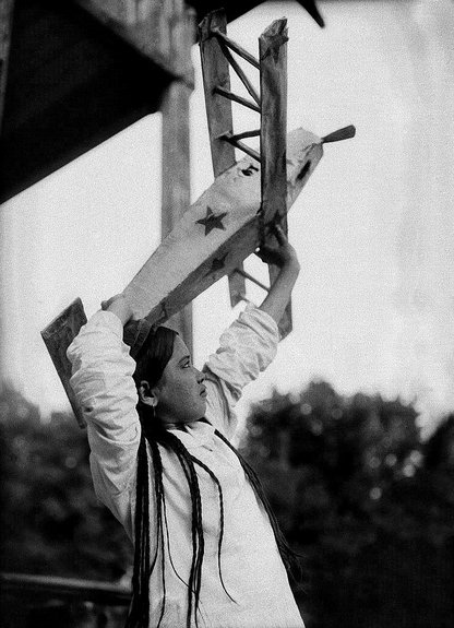 Макс Пенсон. «Юная авиамоделистка». Конец 1920-х. Фото: «Галеев-галерея»