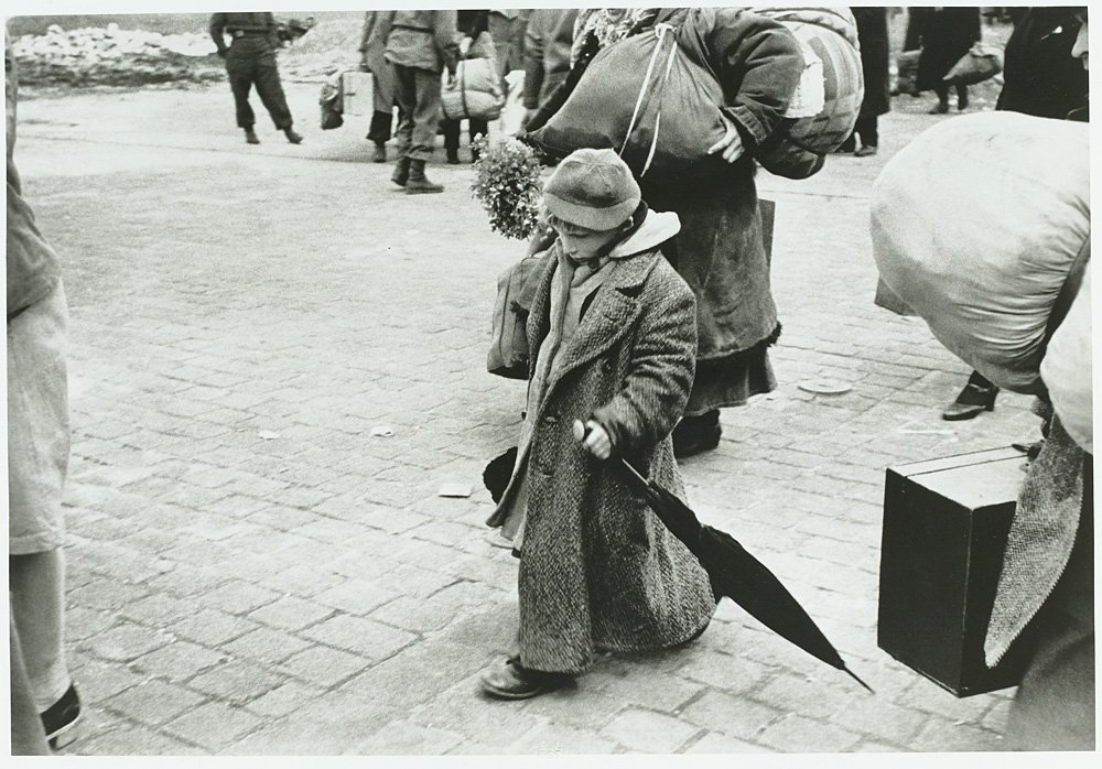 Анри Картье-Брессон. «Дессау, Германия, май 1945 г.». 1973. Серебряно-желатиновая печать. Фото: Fondation Henri Cartier-Bresson/Magnum Photo