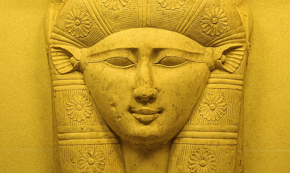Капитель с головой богини Хатхор из храма Дандары. Эпоха Птолемеев. Лувр. Фото: Wikimedia Commons
