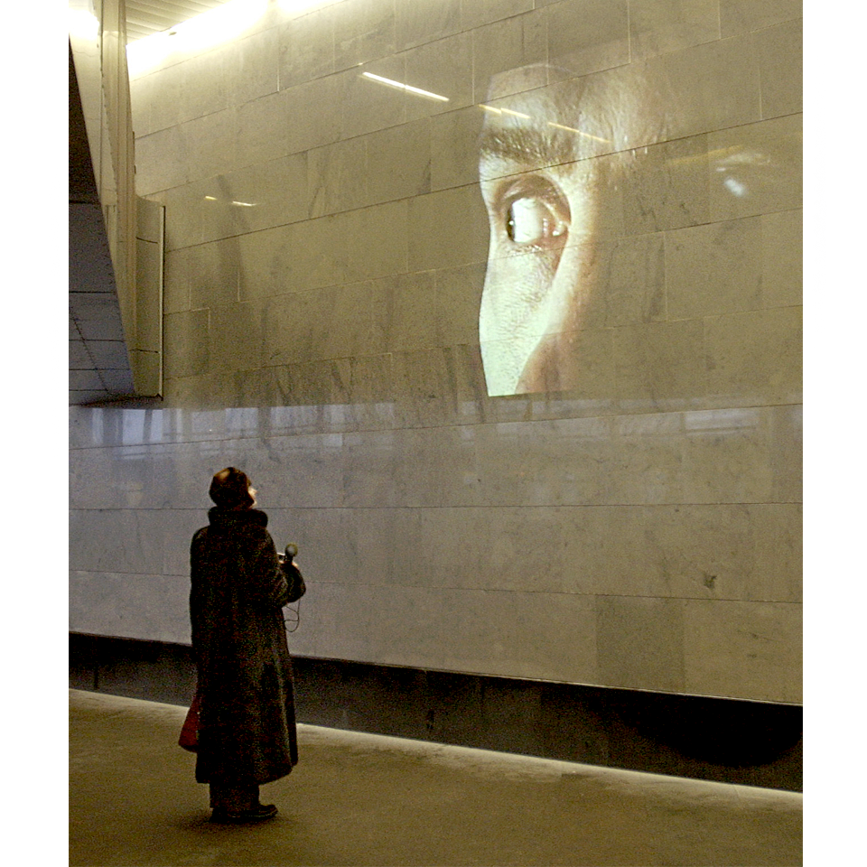 I Московская биеннале современного искусства открылась художественной акцией на станции метро «Воробьевы горы» Фото: Григорий Сысоев/ТАСС