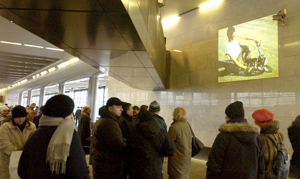 Во время художественной акции в рамках I Московской биеннале современного искусства видеоработы современных художников проецировались на мраморные стены вестибюля станции метро «Воробьевы горы». 2005 год. Фото ИТАР-ТАСС/ Григорий Сысоев