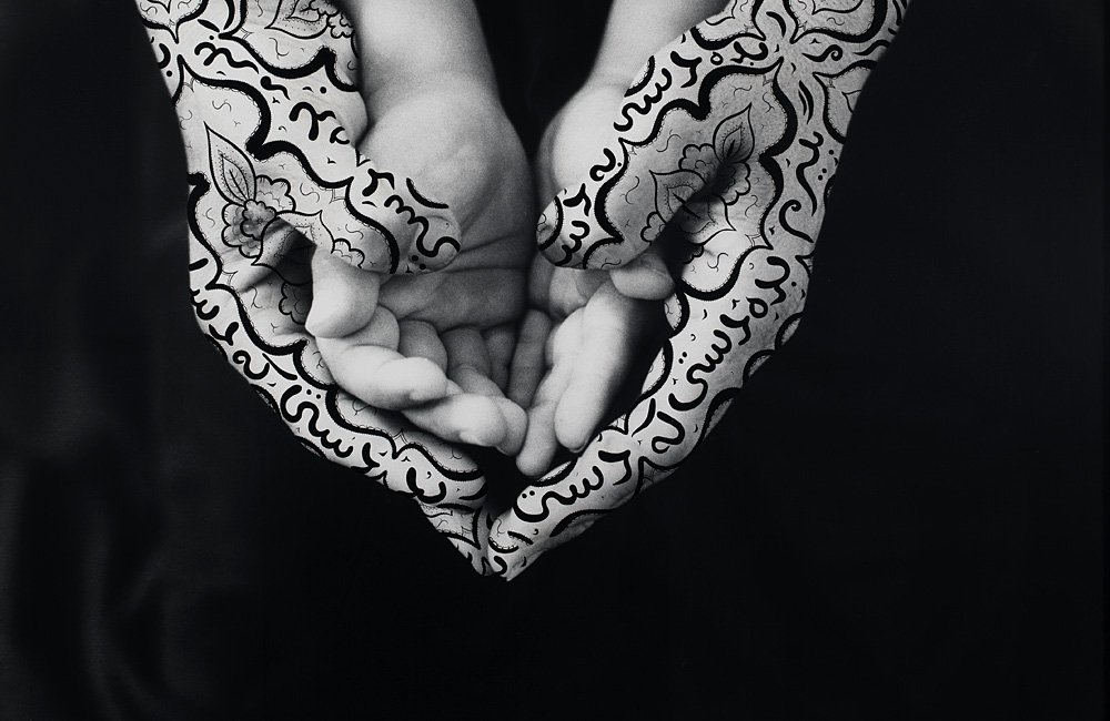 Ширин Нешат. Из серии «Женщины Аллаха». 1993–1997. Фото: Shirin Neshat/Courtesy the artist and Gladstone Gallery, New York and Brussel