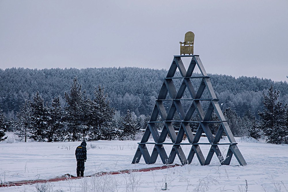 Тимофей Радя. «Фигура 1. Стабильность». Екатеринбург, 2012. Объект, сделанный из полицейских щитов. Фото: Иван Клейменов