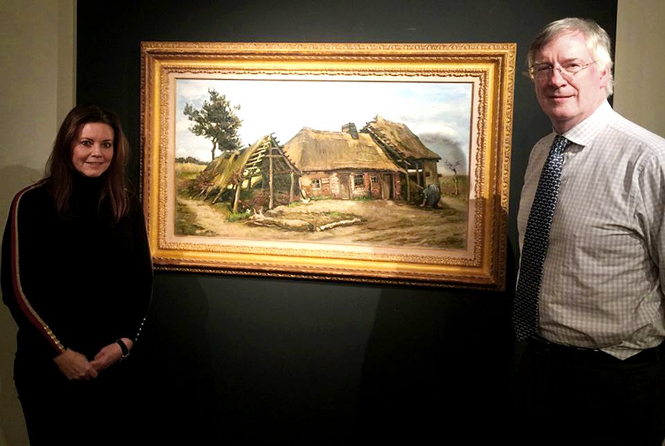 Джеймс Раунделл и Эмма Уорд из галереи Simon Dickinson рядом с «Крестьянкой у деревенского дома» ван Гога. Фото: © Martin Bailey