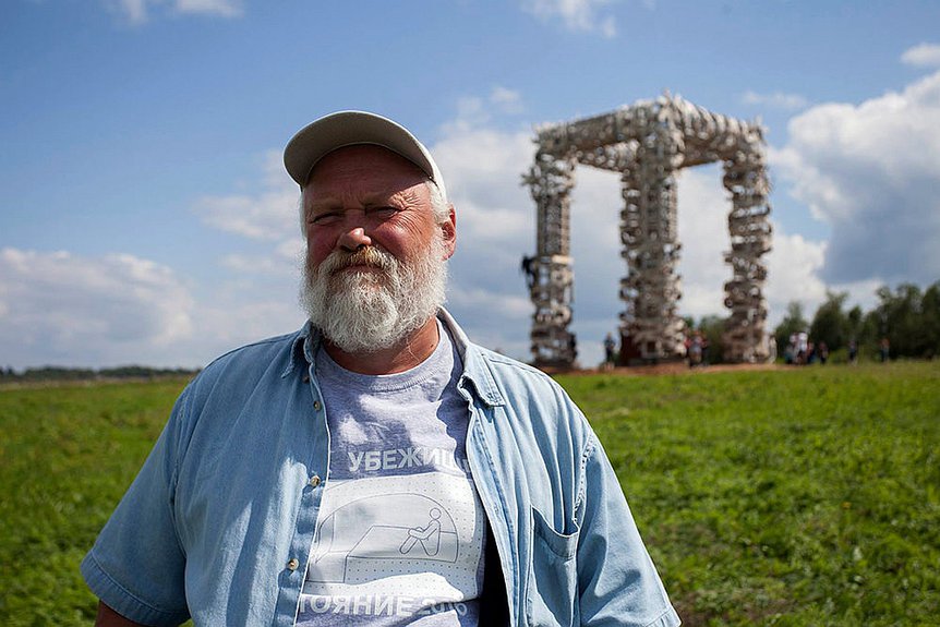 Николай Полисский, основатель фестиваля «Архстояние», на фоне объекта Белые ворота. Фото: Архстояние