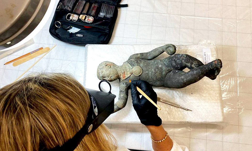 Реставрация бронзовой статуи, найденной в   Сан-Кашано-деи-Баньи.  Фото: Министерство культуры Италии