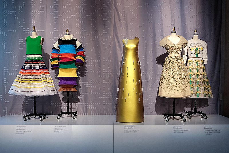 «Manux x Machina. Мода в эпоху технологий» в Метрополитен-музее: Раф Симонс для Dior, Иссэй Миякэ для Issey Miyake, Хуссейн Чалаян, Кристиан Диор, Кристофер Кейн. Courtesy of Christian Dior Haute Couture. Photo © Nicholas Alan Cope. Courtesy of The Miyake Issey Foundation. Photo © Nicholas Alan Cope. Courtesy of Swarovski. Photo © Nicholas Alan Cope. The Metropolitan Museum of Art, New York. Photo © Nicholas Alan Cope. Courtesy of Christopher Kane