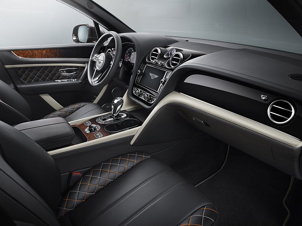 Новый внедорожник Bentayga Mulliner с двухцветной окраской кузова и оригинальным дизайном интерьера кожаного салона. Фото: Bentley Motors