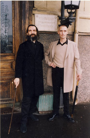 Тимур Новиков и Георгий Гурьянов у Малого подъезда Эрмитажа. 1999. Фото: И. Роман
