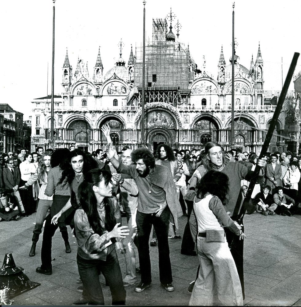 «Живой театр» на площади Сан-Марко в рамках Биеннале театра в Венеции, 1975. Фото: Лоренцо Капеллини