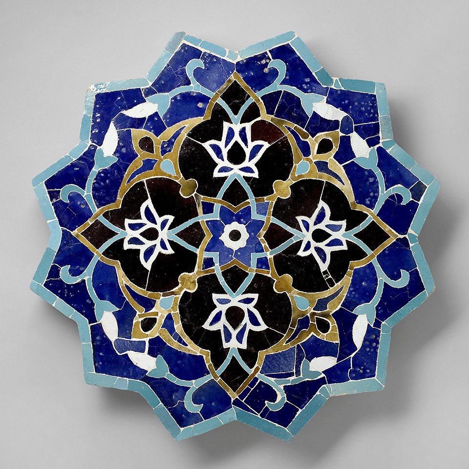 Панно в виде звезды, украшенной стилизованным растительным орнаментом. Керамическая мозаика. Центральная Азия. XIV в. Фото: Musée du Louvre