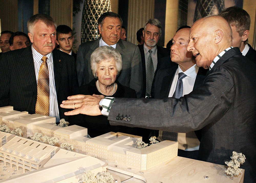 24 апреля 2006 г. Руководитель Москомархитектуры Александр Кузьмин, заместитель мэра Москвы Иосиф Орджоникидзе, директор ГМИИ им. А.С.Пушкина Ирина Антонова, мэр города Юрий Лужков и архитектор Норман Фостер (слева направо) на выставке «Пространство и время». Фото ИТАР-ТАСС/ Михаил Фомичев