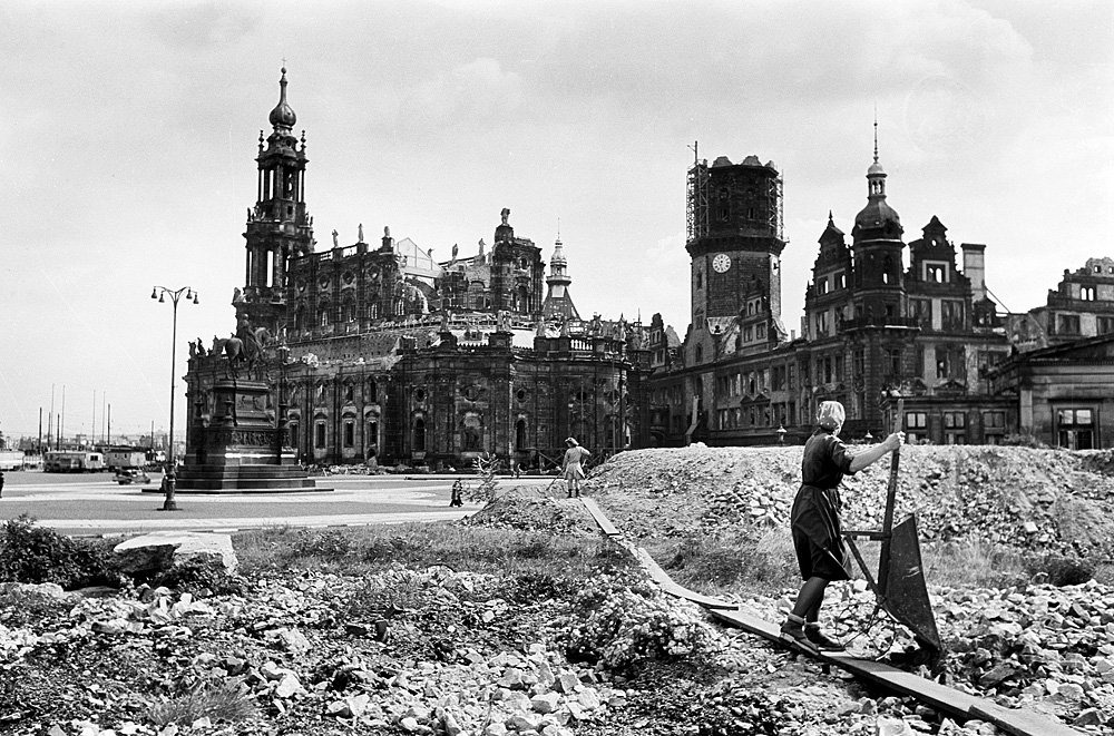 Восстановление Дрездена в 1946 г. Слева — Хофкирхе, примыкающая к дворцу Хаусманнстурм. Фото: Richard Pete / Deutsche Fotothek/ТАСС
