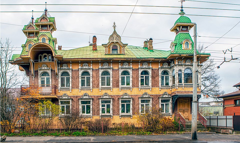 Рыбинск. Причудливый терем был выстроен купцом Гордеевым в 1900 г. В конце 1980-х местные активисты разобрали его и собрали заново — подальше от проезжей части. Сейчас на чердаке располагаются творческие мастерские, и здание получило прозвище «Дом художников». Фото: Сергей Афанасьев/Фотобанк Лори