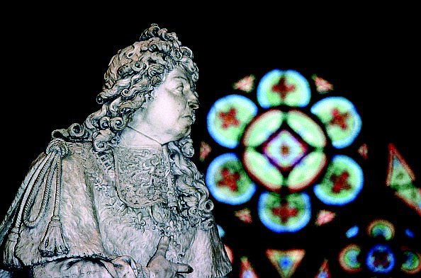 Статуя Людовика XIV у главного алтаря в соборе Парижской Богоматери