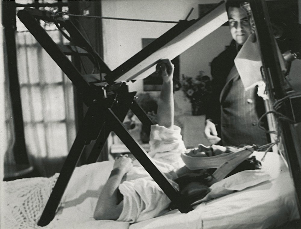 Фрида Кало с отцом. 1926 г. После аварии отец сконструировал для Фриды специальный подрамник, позволявший рисовать лежа. Фото: Культурно-исторический фонд «Связь времен» и Музей Фаберже, Frida Kahlo museum