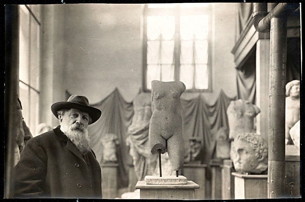 Роден в своей мастерской в парижском пригороде Мёдон. Около 1910 г. Фото: Albert Harlingue/Musée Rodi