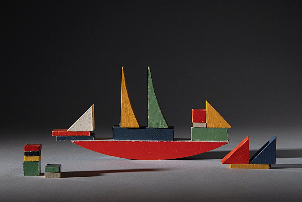Деревянный конструктор «Кораблик» (1923) Альмы Зидхофф-Бушер до сих пор выпускает швейцарский производитель игрушек Naef. Фото: Bauhaus Archiv Museum for Desig