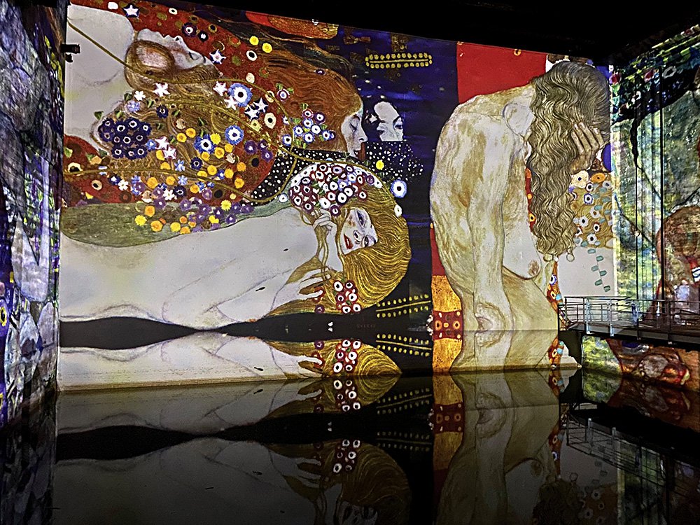 Работы Густава Климта в центре цифрового искусства «Бассейны света» (Bassins de Lumières). Фото: Culturespaces