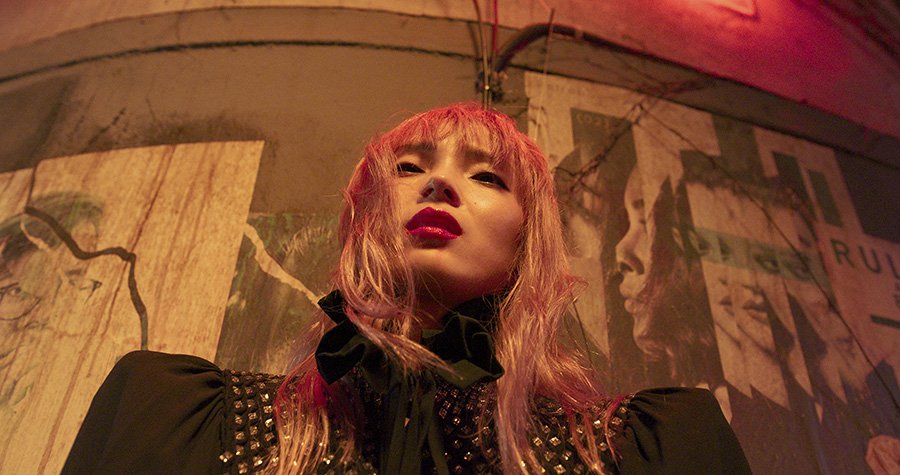 SELF05. Модель Цзюй Сяовэнь в мини-фильме «Ночь в Шанхае», куратор проекта режиссер Вонг Карвай. Фото: Saint Laurent