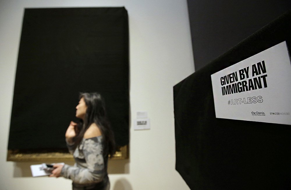 Цугуми Джойнер, заместитель директора Музея Дэвиса, на акции, во время которой все работы в экспозиции, созданные или подаренные эмигрантами, были закрыты темной тканью. Photo: AP Photo/TASS