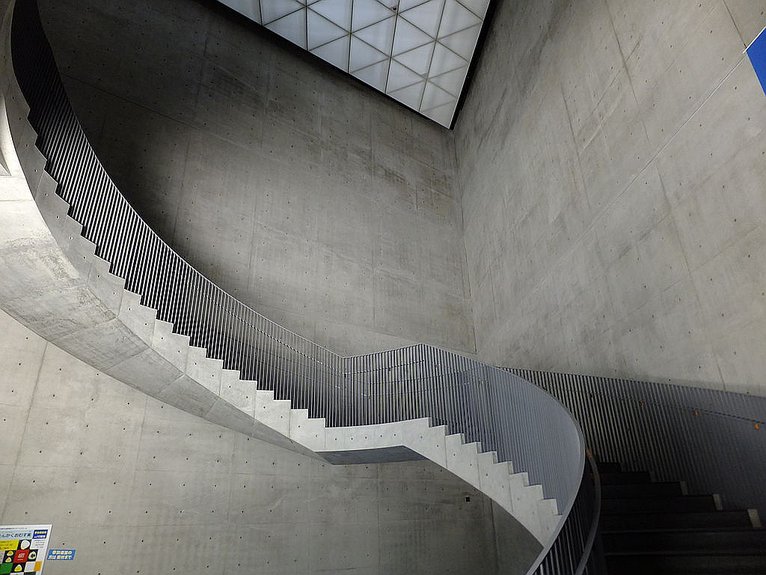 Лестница в Художественном музее Акиты, спроектированном Тадао Андо. Фото: 掬茶/Цikipedia Commons