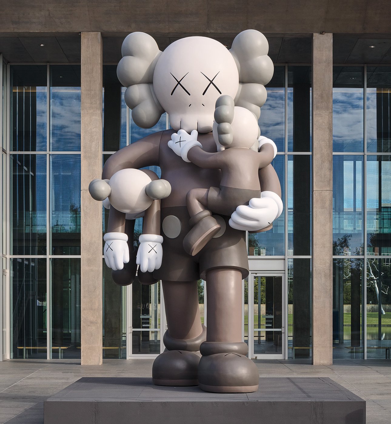 KAWS. «Без названия» (Fatal Group). Фото: Phillips