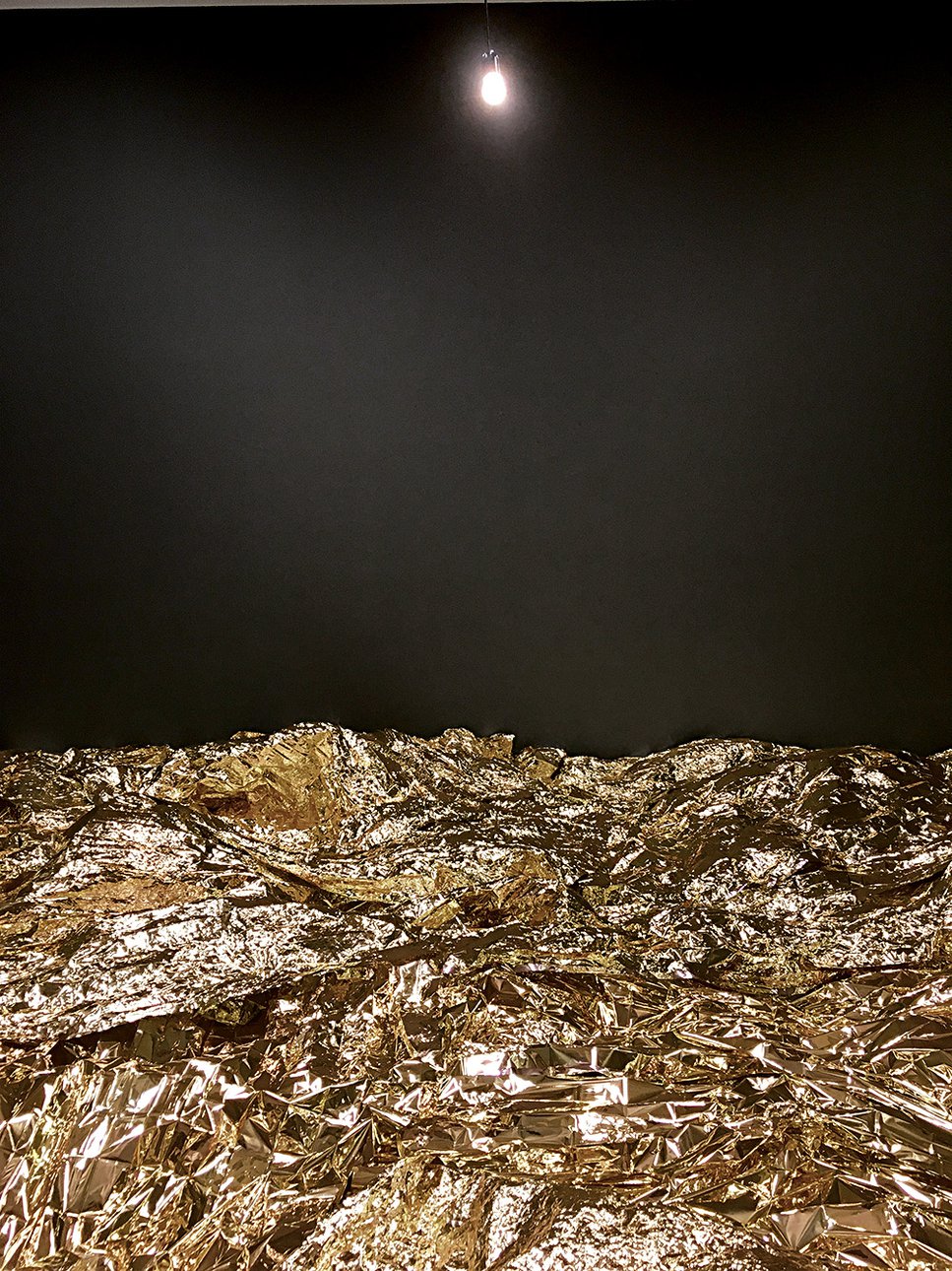 Кристиан Болтански. «Позолоченное море». 2017. Фото: Archives Christian Boltanski/The Israël Museum, Jérusalem © Adagp, Paris, 2019