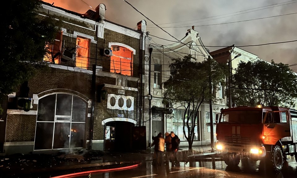 Пожар в здании Центрального выставочного зала, где расположена Национальная картинная галерея Абхазии. Фото: МЧС Абхазии