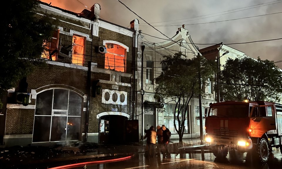 Пожар в здании Центрального выставочного зала, где расположена Национальная картинная галерея Абхазии. Фото: МЧС Абхазии