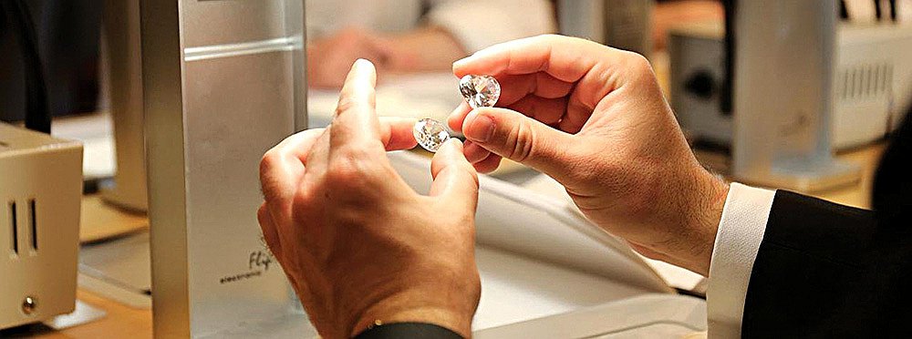 Школа ювелирного искусства Van Cleef & Arpels предлагает всем желающим изучить ее онлайн-библиотеку