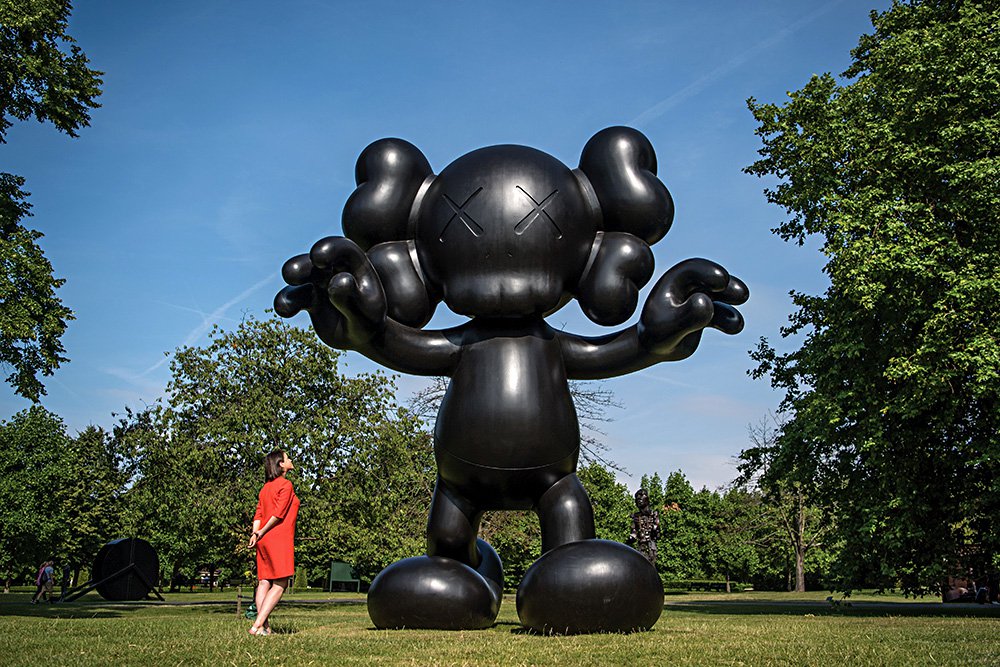 Скульптура Kaws на ярмарке Frieze 2017 г. В октябре 2019 г. подобная продана за €1 млн. Фото: Carl Court/Getty Image
