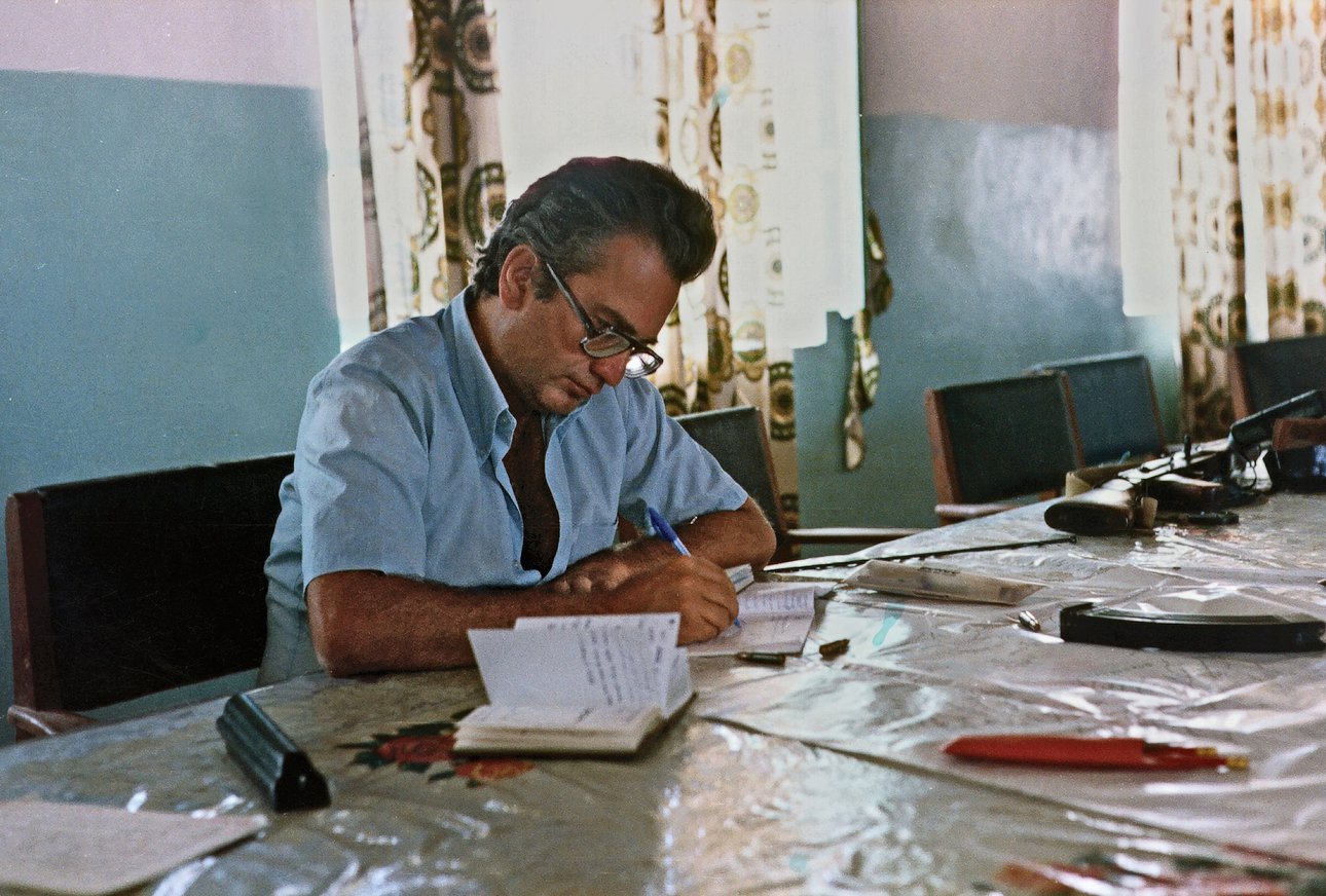 Михаил Пиотровский работает с историческими документами в период своего пребывания в Йемене. 1970-е. Фото: Издательство Слово