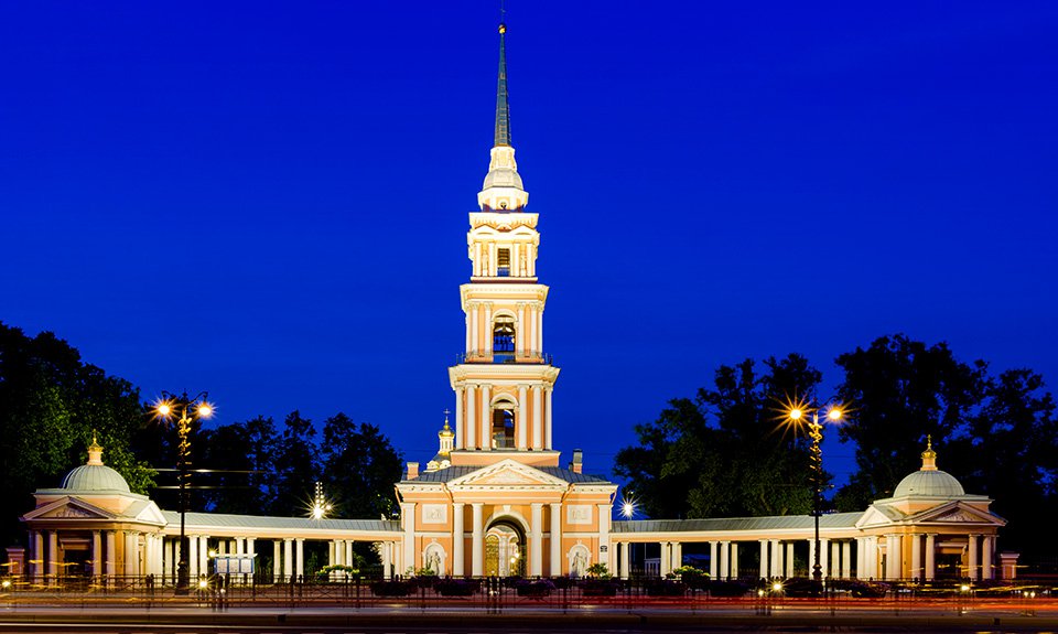 Архитектурно-художественная подсветка Крестовоздвиженского собора. Фото: «Газпром»