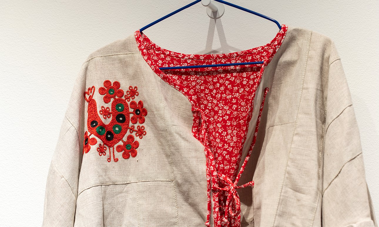 Устина Яковлева, Марина Яковлева. Кафтан. 2025. Фабрика «Вятские узоры» и мастерская авторов. Фото: Всероссийский музей декоративного искусства