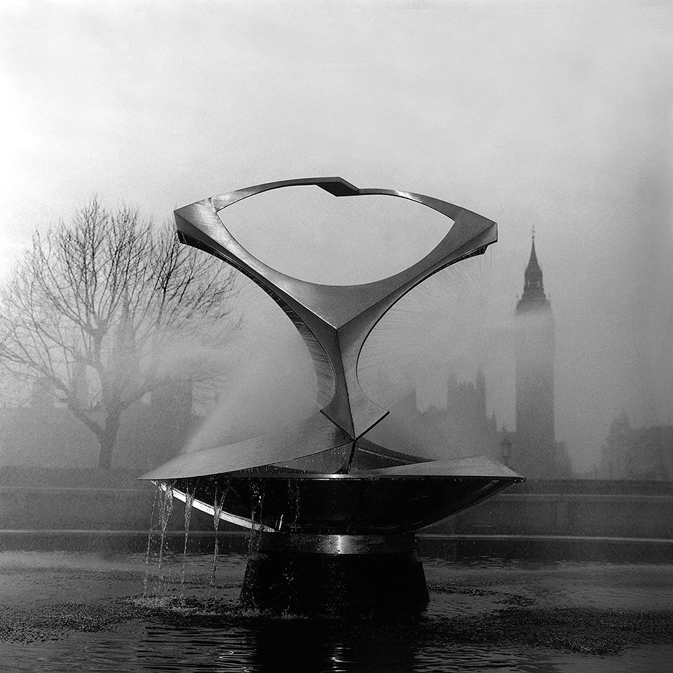 Наум Габо. «Вращающийся торсион (фонтан)». Лондон. 1972–1973. Фото: Издательство «Искусство - XXI век»