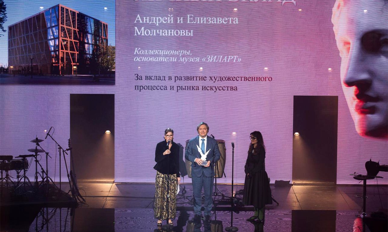 Андрей и Елизавета Молчановы — коллекционеры и основатели музея «ЗИЛАРТ» вышли на сцену, чтобы получить статуэтку в номинации «Личный вклад». Вручала награду издатель газеты The Art Newspaper Russia Ольга Ярутина.  Фото: Ирина Полярная/Наталья Польская/Анна Макаревич/ Анна Темерина