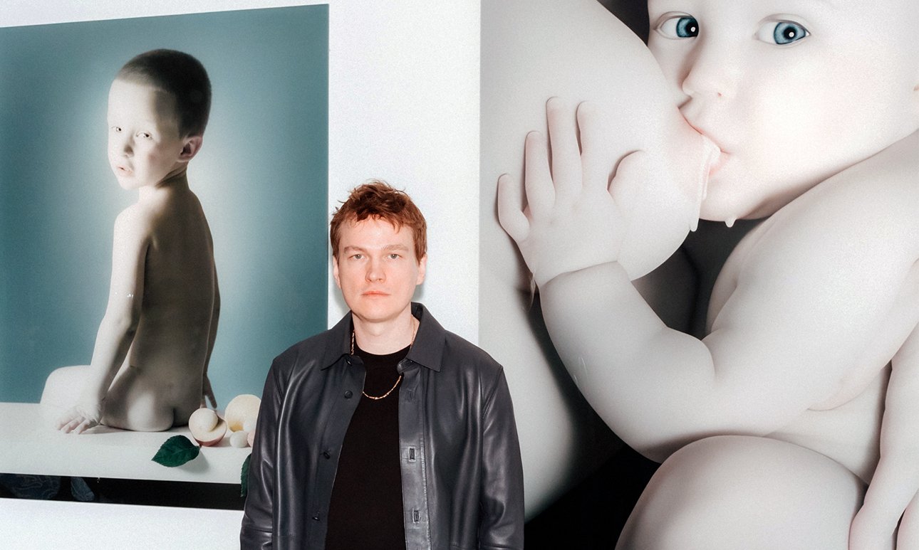 Олег Доу на своей выставке в галерее а—с—t—р—а. Фото: Елена Емельянов