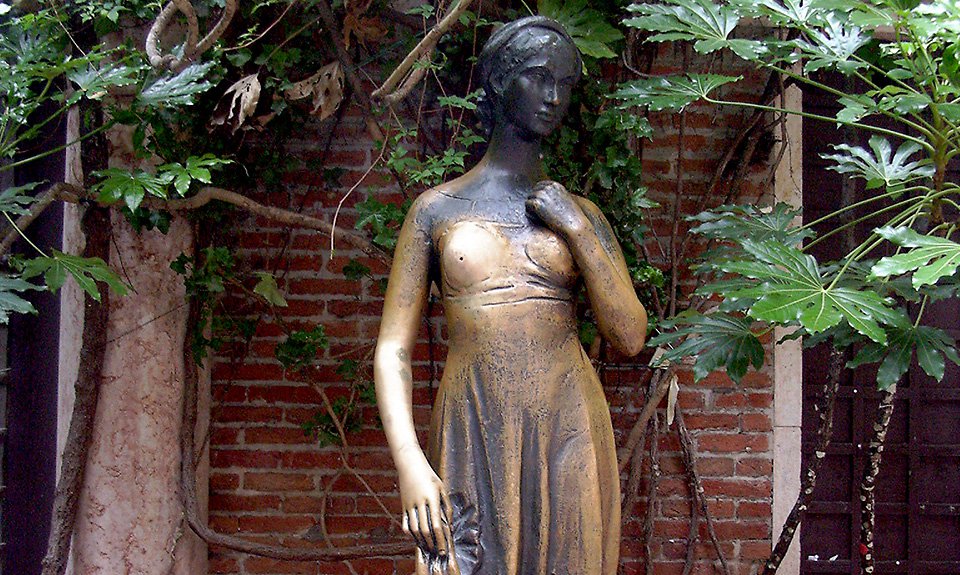 Туристы протерли дырку на груди статуи Джульетты в итальянской Вероне. Фото: Николай Еремченко/ИТАР-ТАСС