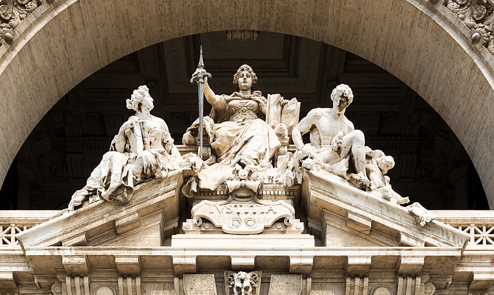 Фрагмент фронтона здания суда в Риме. Фото: Jebulon/Wikimedia Commons