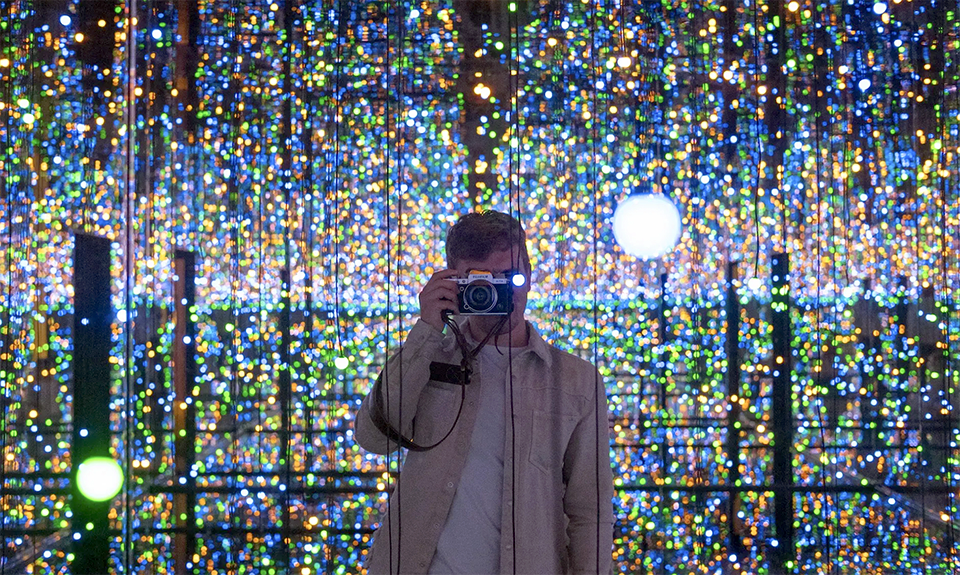 Яёи Кусама. «Бесконечная зеркальная комната — души в миллионах световых лет от нас». Фото: Danny Lines/Unsplash
