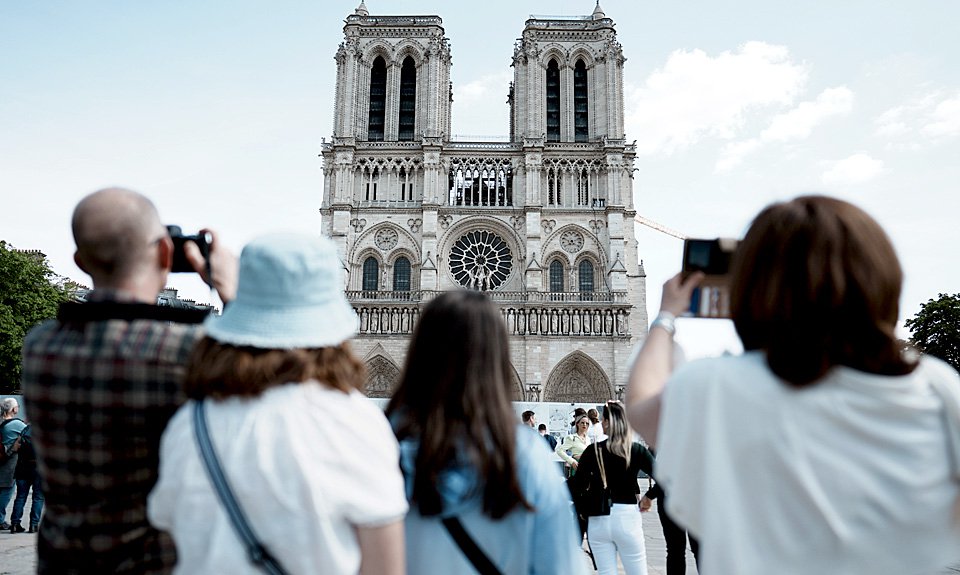 Туристы у собора Парижской Богоматери. 15 апреля 2022 года. Фото: AP Photo/Thibault Camus