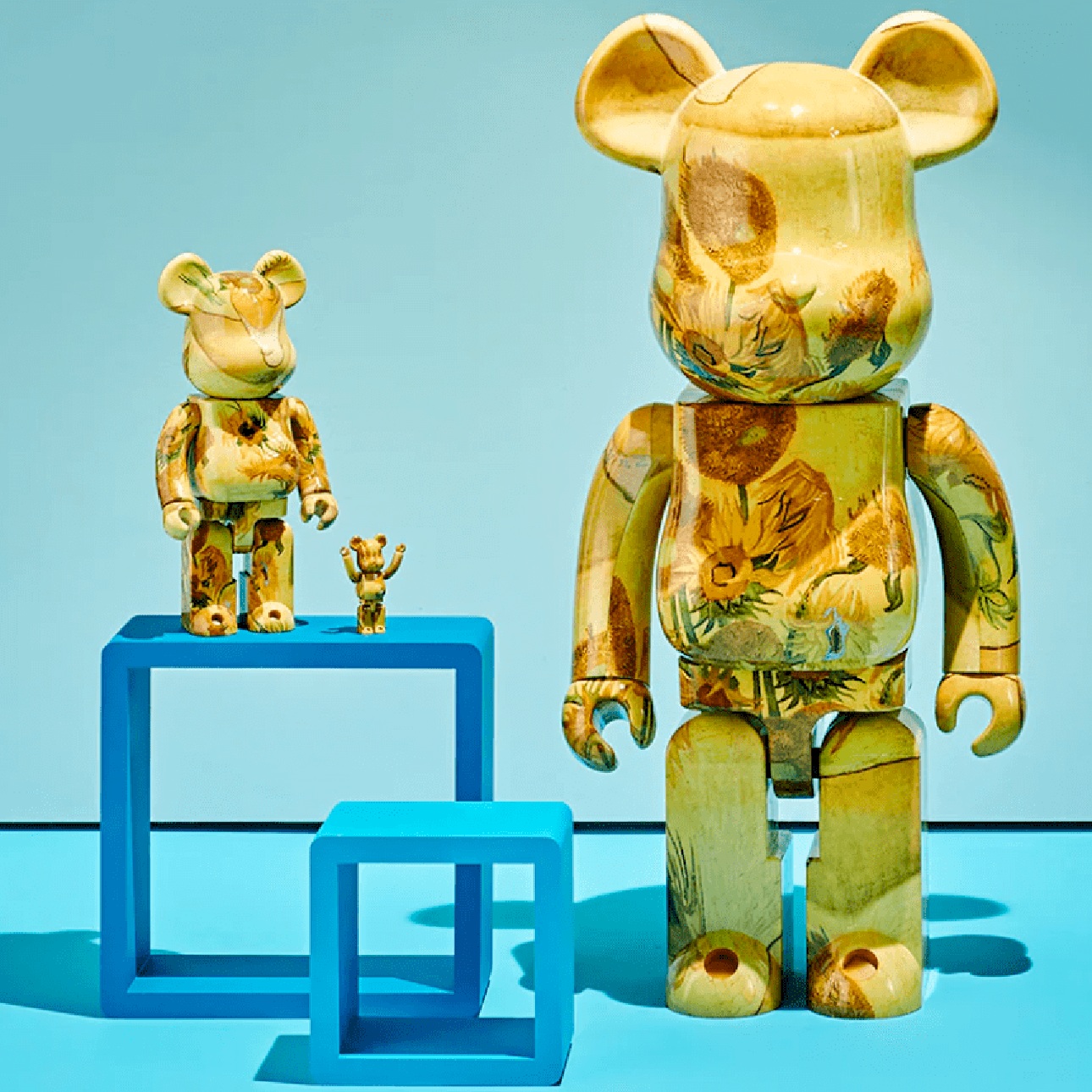 Bearbrick — это коллекционная фигурка, придуманная японским дизайнером Тацухико Акаши и производимая его компанией MediCom Toy. Фото: Van Gogh-Museum