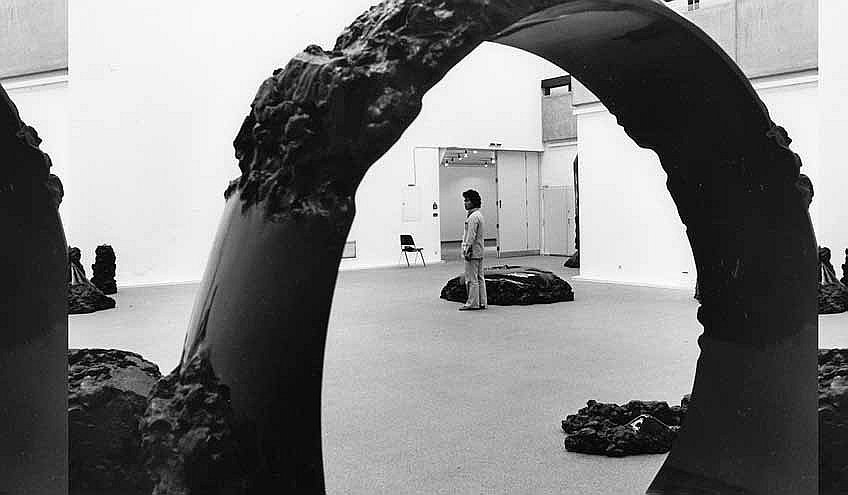 Нобуо Секине среди своих скульптур из серии «Фаза небытия: черный» (1979)на выставке «Нобуо Секине. Скульптуры 1975–1978» в Кунстхалле Дюссельдорфа в июле — августе 1978 г.