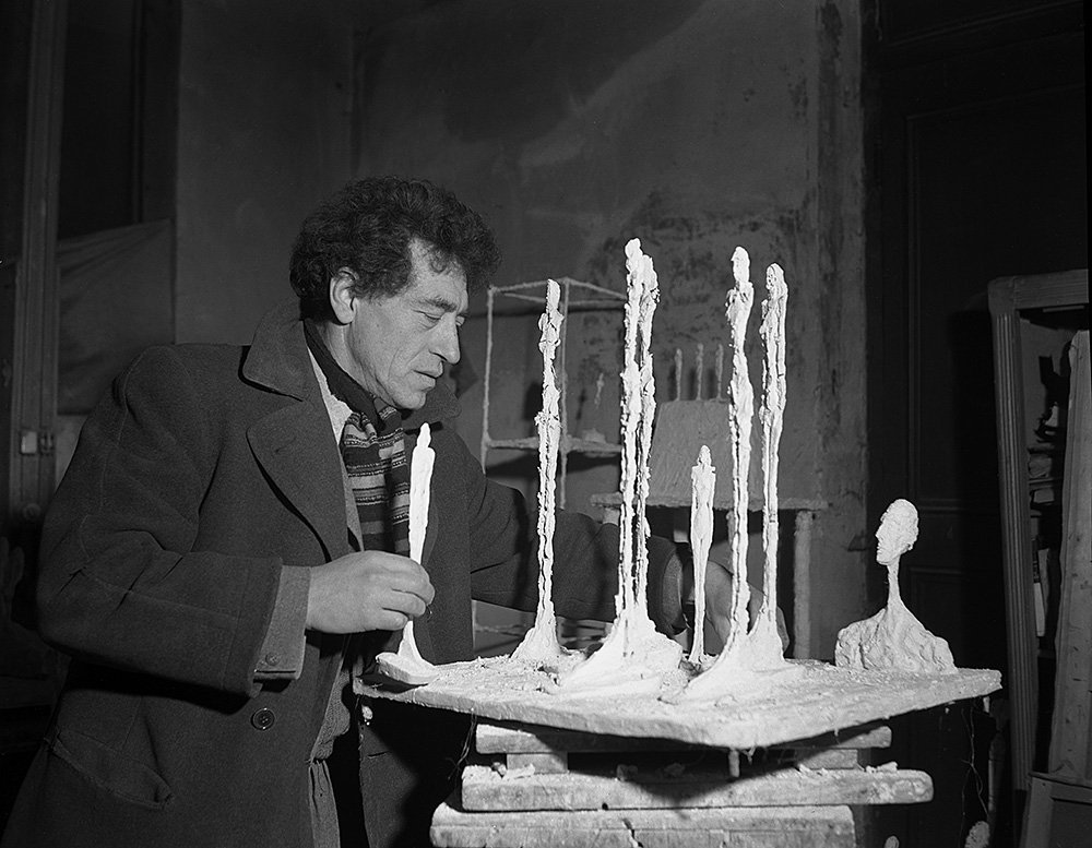 Альберто Джакометти, работающий над скульптурой в своей студии. Париж, 1950 г. / Alberto Giacometti Estate, ACS / DACS, 2017, Christie's, Getty Images / Fotobank, Courtesy of Drouot