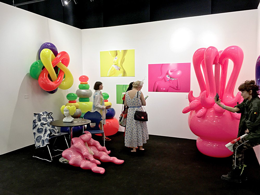 Работы Саши Фроловой на стенде тбилисской Ria Keburia Gallery. Фото: Андрей Рымарь