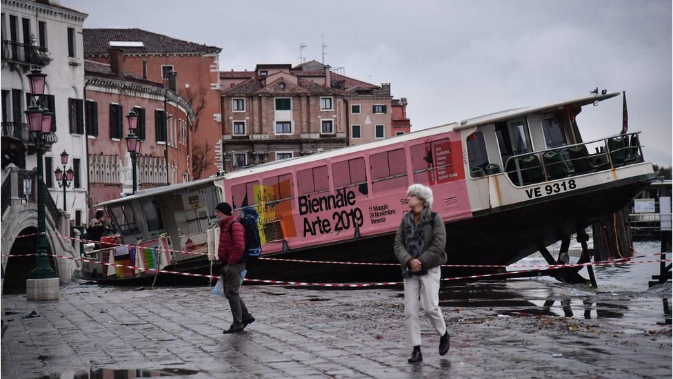 Речной трамвай вапоретто, выброшенный на набережную во время наводнения 12 ноября. Фото: AFP
