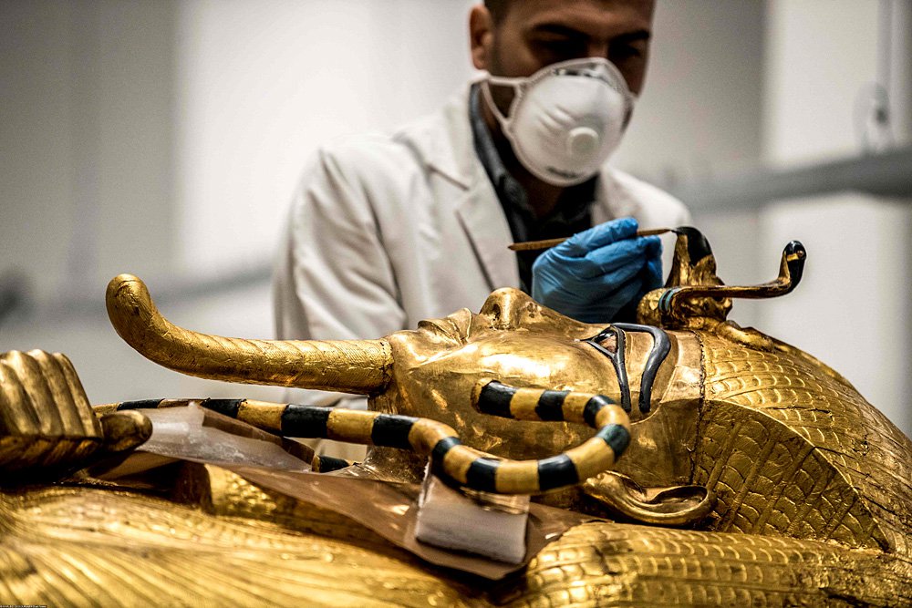 Реставрация золотого саркофага Тутанхамона в реставрационной лаборатории Большого Египетского музея. Фото: Khaled Desouki / AFP