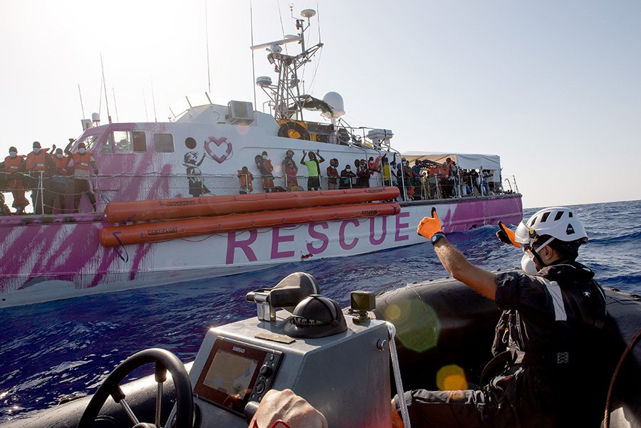 «Луиза Мишель» со спасенными пассажирами на борту. Фото: Sea-Watch InternationalГраффити Бэнкси на борту «Луизы Мишель». Фото: mvlouisemichel.org