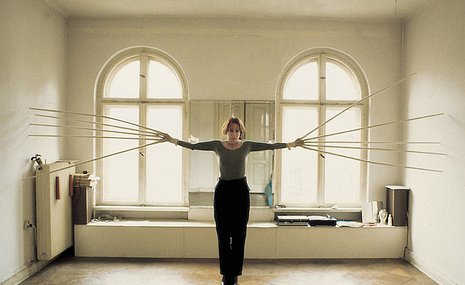 «Фантазии тела» Ребекки Хорн показывают в Музее Жана Тэнгли